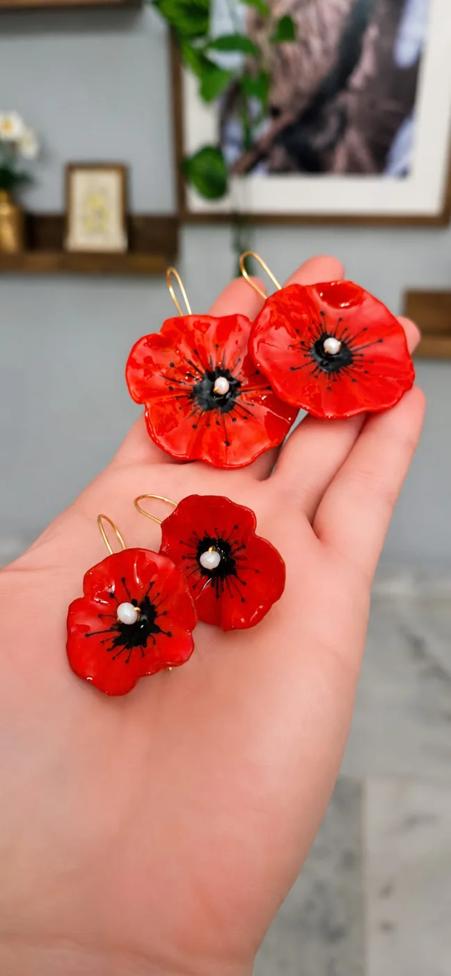 Joyas Amapola terminadas sobre una mano
